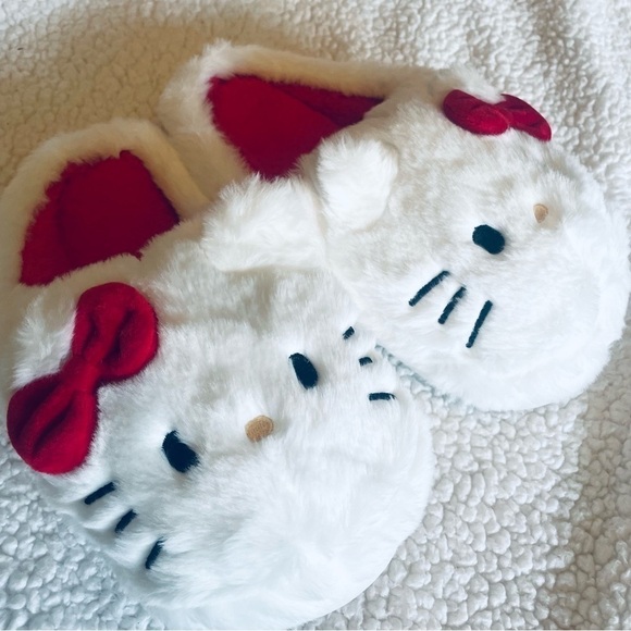 🐱New Hello Kitty by Sanrio Slippers - Plush and Soft - Size 5-5.5 💖 - Picture 2 of 10